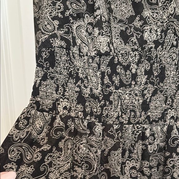 DR2 Black with Cream paisley Blouse with V-Neckline - Picture 6 of 8